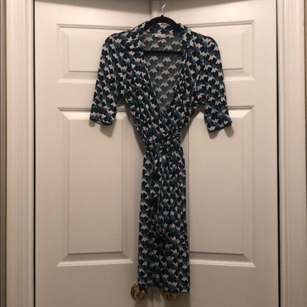 A Pea in the Pod Geometric Pattern Wrap Dress